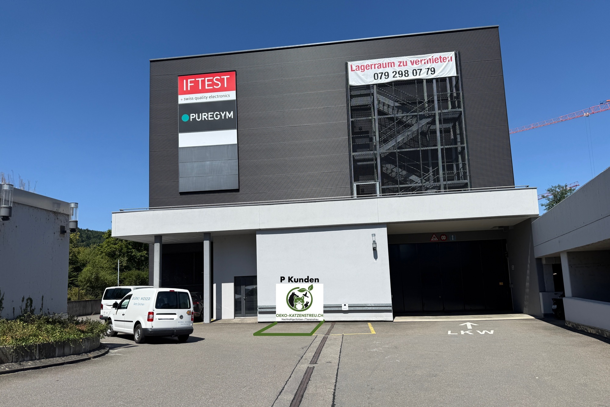 Kundenparkplatz vor dem Lager in Wettingen