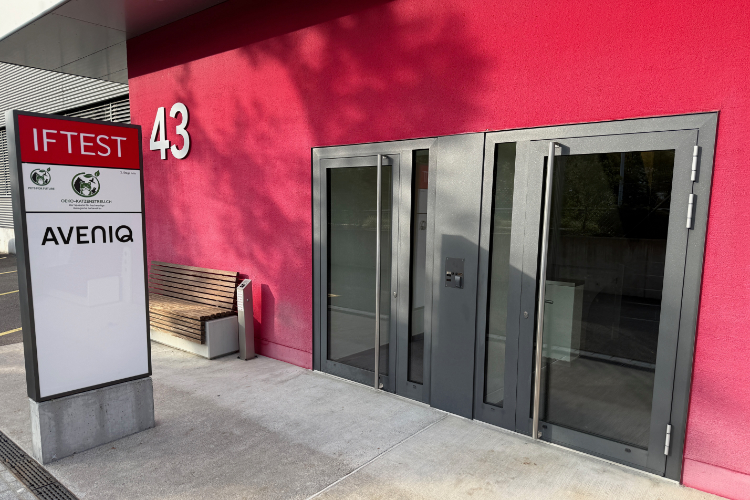 Haupteingang zum Lager an der Schwimmbadstrasse 43 in Wettingen